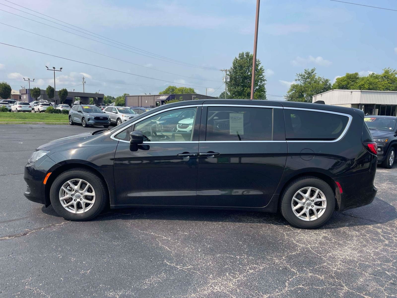 Used 2023 Chrysler Voyager LX FWD image 4
