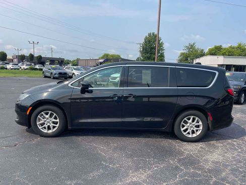 Used 2023 Chrysler Voyager LX FWD image 4