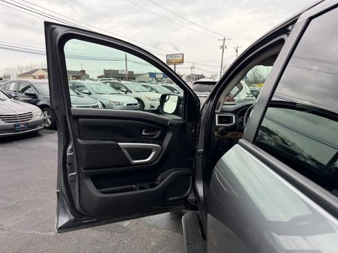 Used 2018 Nissan Titan SL image 31