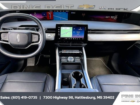 Used 2024 Lincoln Nautilus Premier image 13