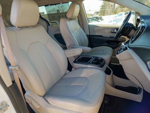 Used 2021 Chrysler Pacifica Touring-L AWD/4WD image 29