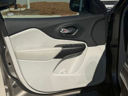 Used 2019 Jeep Cherokee Limited w/ Technology Group image 12