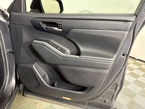 Used 2021 Toyota Highlander XLE FWD image 15