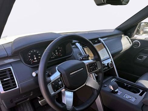 Used 2024 Land Rover Discovery Metropolitan Edition AWD/4WD image 17