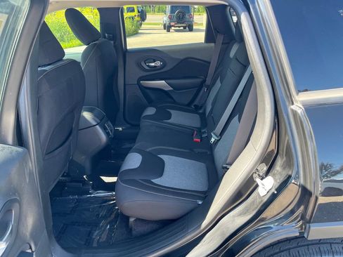 Used 2017 Jeep Cherokee Sport FWD image 24