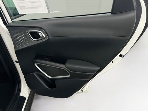 Used 2025 Kia Soul LX w/ LX Technology Package FWD image 30