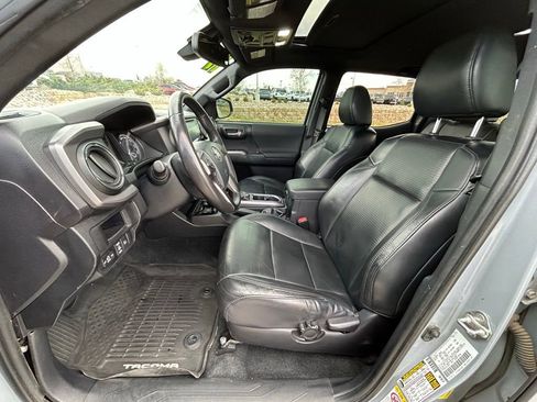 Used 2019 Toyota Tacoma TRD Off-Road AWD/4WD image 12