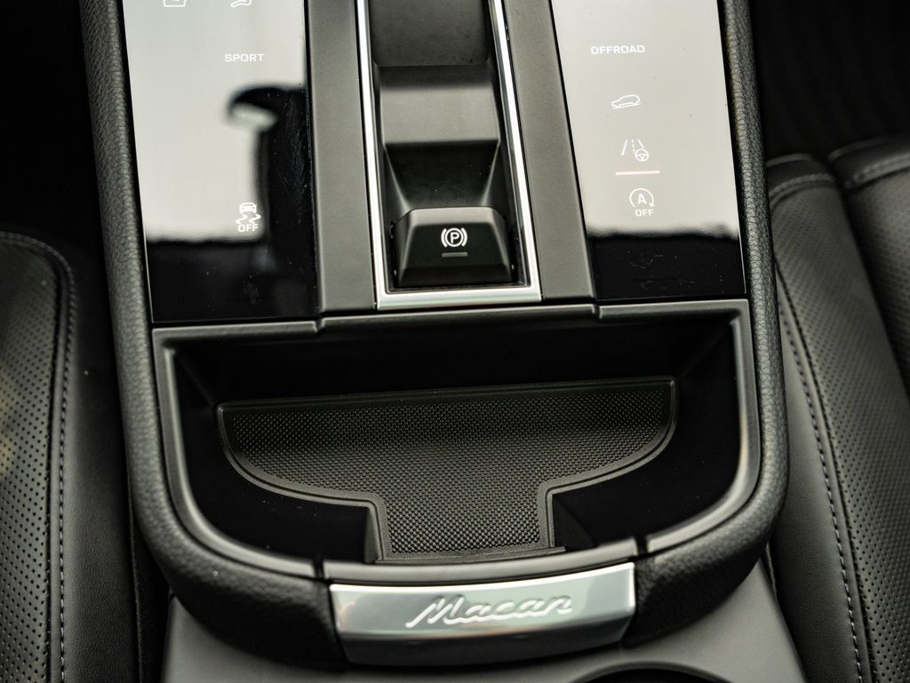 Certified 2026 Porsche Macan AWD/4WD image 33
