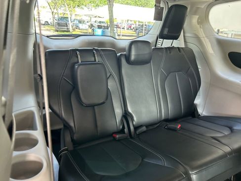 Used 2024 Chrysler Pacifica Touring-L FWD image 33