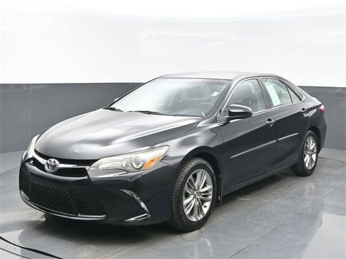 Used 2015 Toyota Camry SE image 1