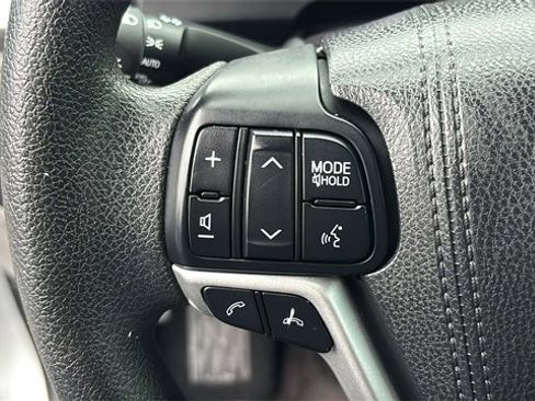 Used 2017 Toyota Highlander LE w/ Carpet Mat Package image 19