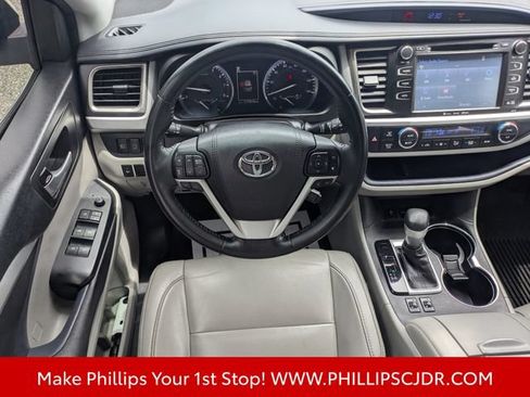 Used 2017 Toyota Highlander XLE FWD image 16