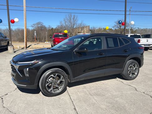 Used 2024 Chevrolet Trax LT FWD image 2