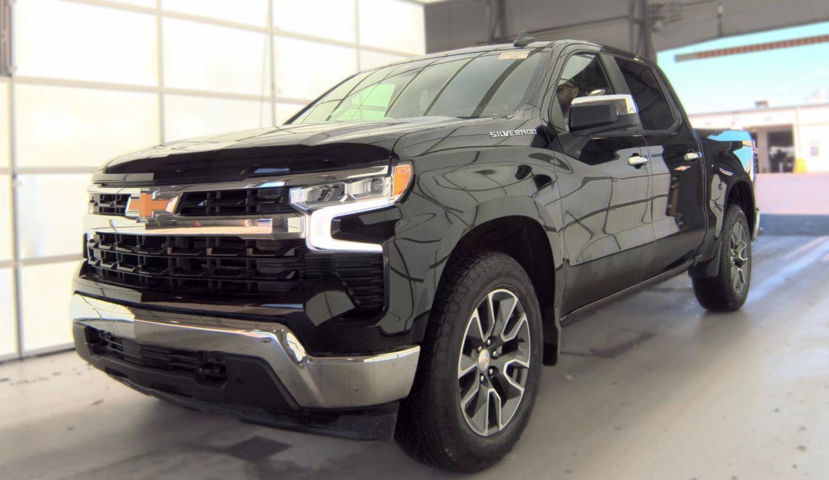 Used 2024 Chevrolet Silverado 1500 LT AWD/4WD image 1