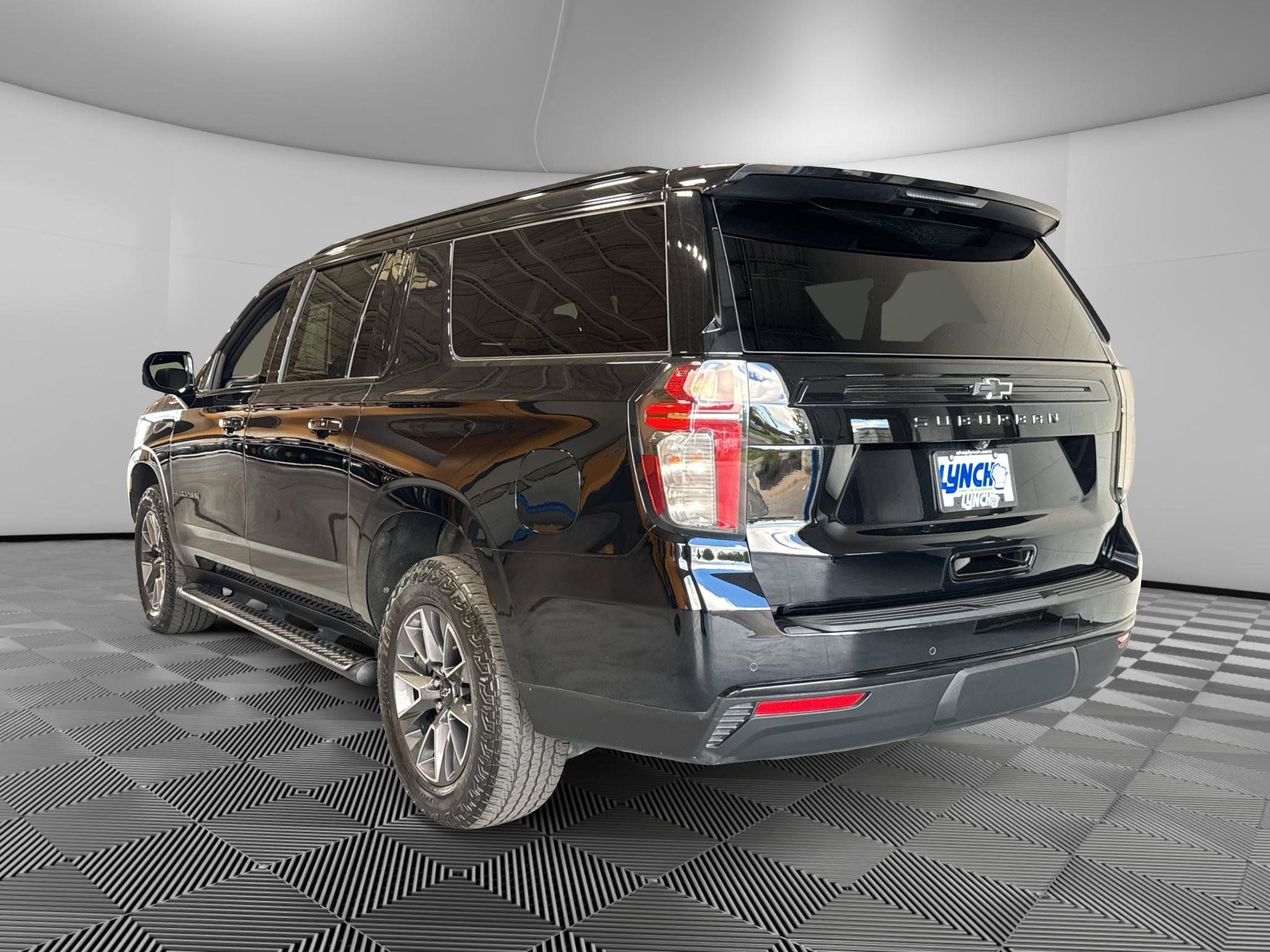 Used 2023 Chevrolet Suburban Z71 w/ Luxury Package AWD/4WD image 3