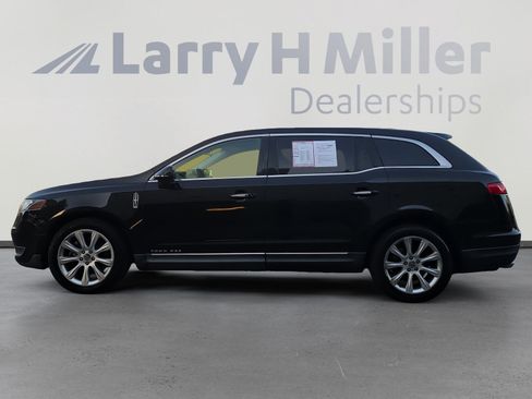 Used 2019 Lincoln MKT AWD image 2