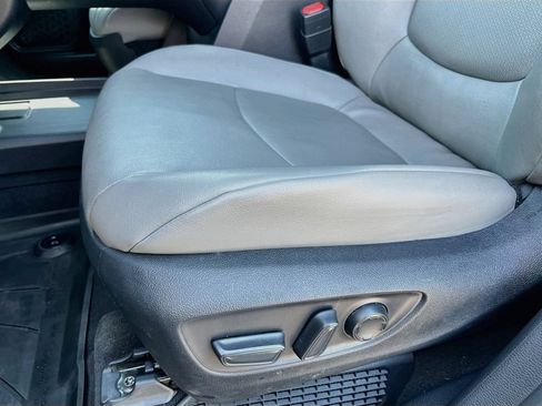 Used 2025 Toyota Sienna XLE w/ XLE Plus Package FWD image 18