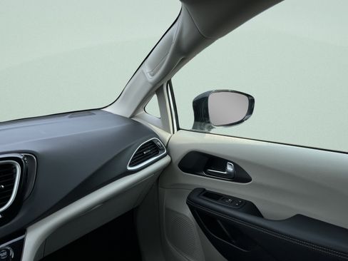 Used 2024 Chrysler Pacifica Touring-L FWD image 27