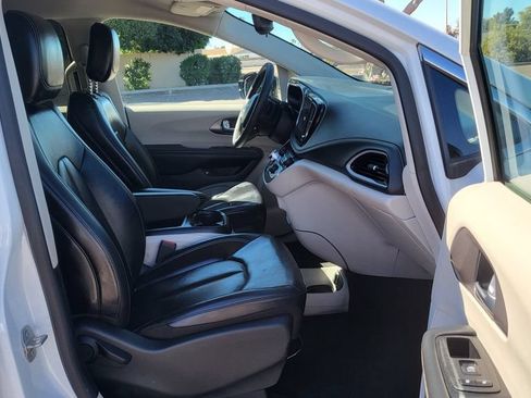 Used 2024 Chrysler Pacifica Limited FWD image 19