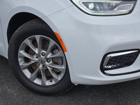 Used 2024 Chrysler Pacifica Touring-L AWD/4WD image 3