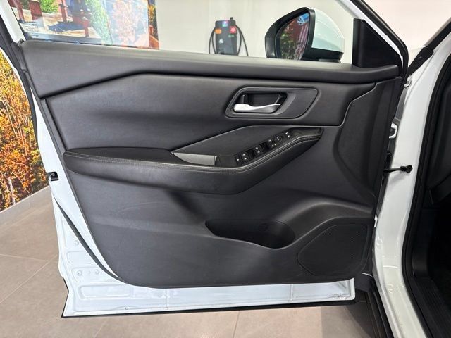Used 2024 Nissan Rogue SV AWD/4WD image 20
