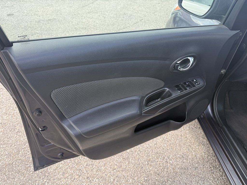 Used 2015 Nissan Versa SV FWD image 11