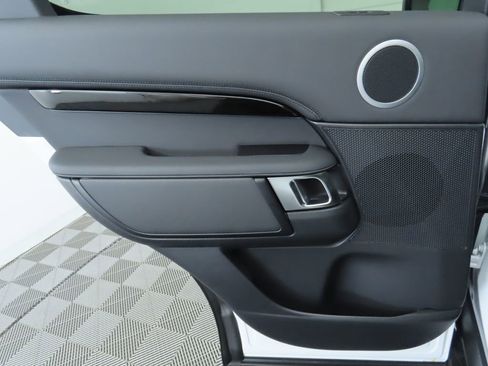 Used 2025 Land Rover Discovery S image 27