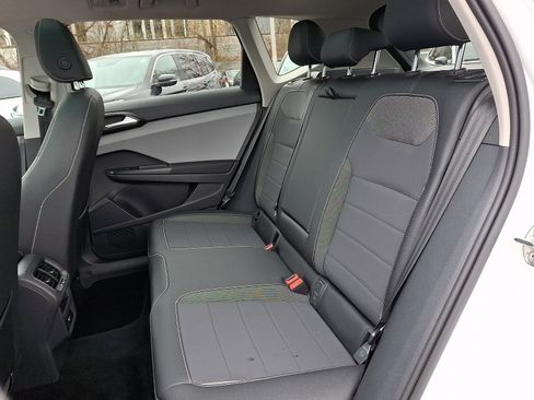 Used 2022 Volkswagen Taos SE w/ Panoramic Sunroof Package image 9