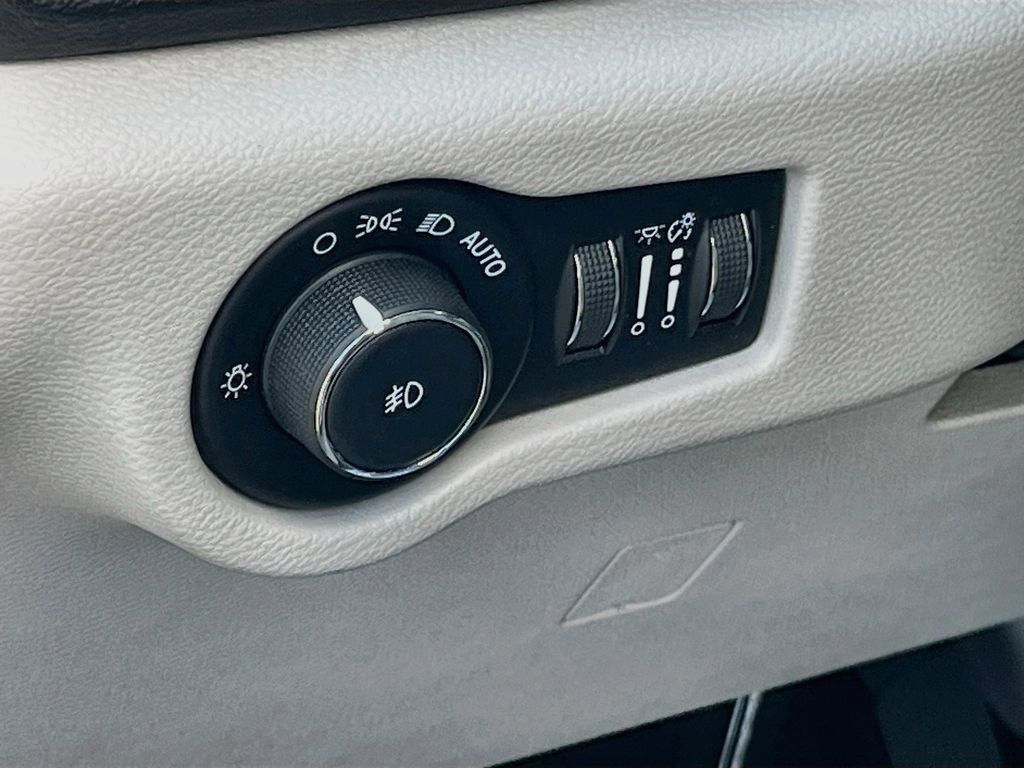 Used 2018 Chrysler Pacifica Touring-L w/ Premium Audio Group FWD image 10