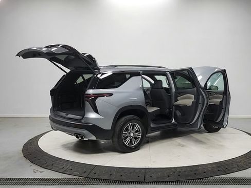 Used 2025 Chevrolet Traverse LT FWD image 15