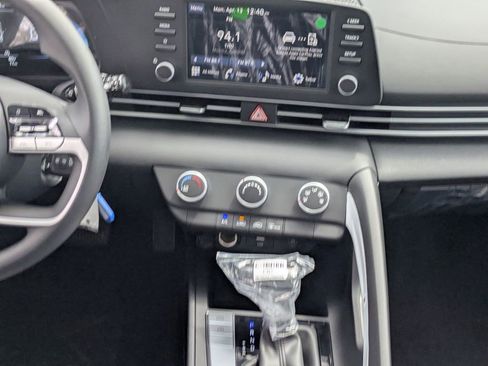 New 2026 Hyundai Elantra SE FWD image 17