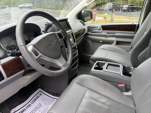 Used 2010 Chrysler Town & Country Touring FWD image 28