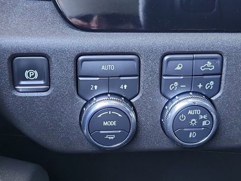 Used 2025 GMC Sierra 1500 SLT AWD/4WD image 18