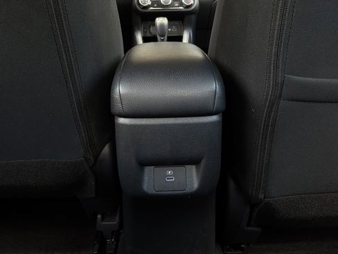 Used 2025 Nissan Versa SV FWD image 12