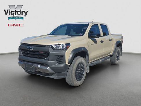 Used 2024 Chevrolet Colorado Trail Boss w/ Technology Package AWD/4WD image 3