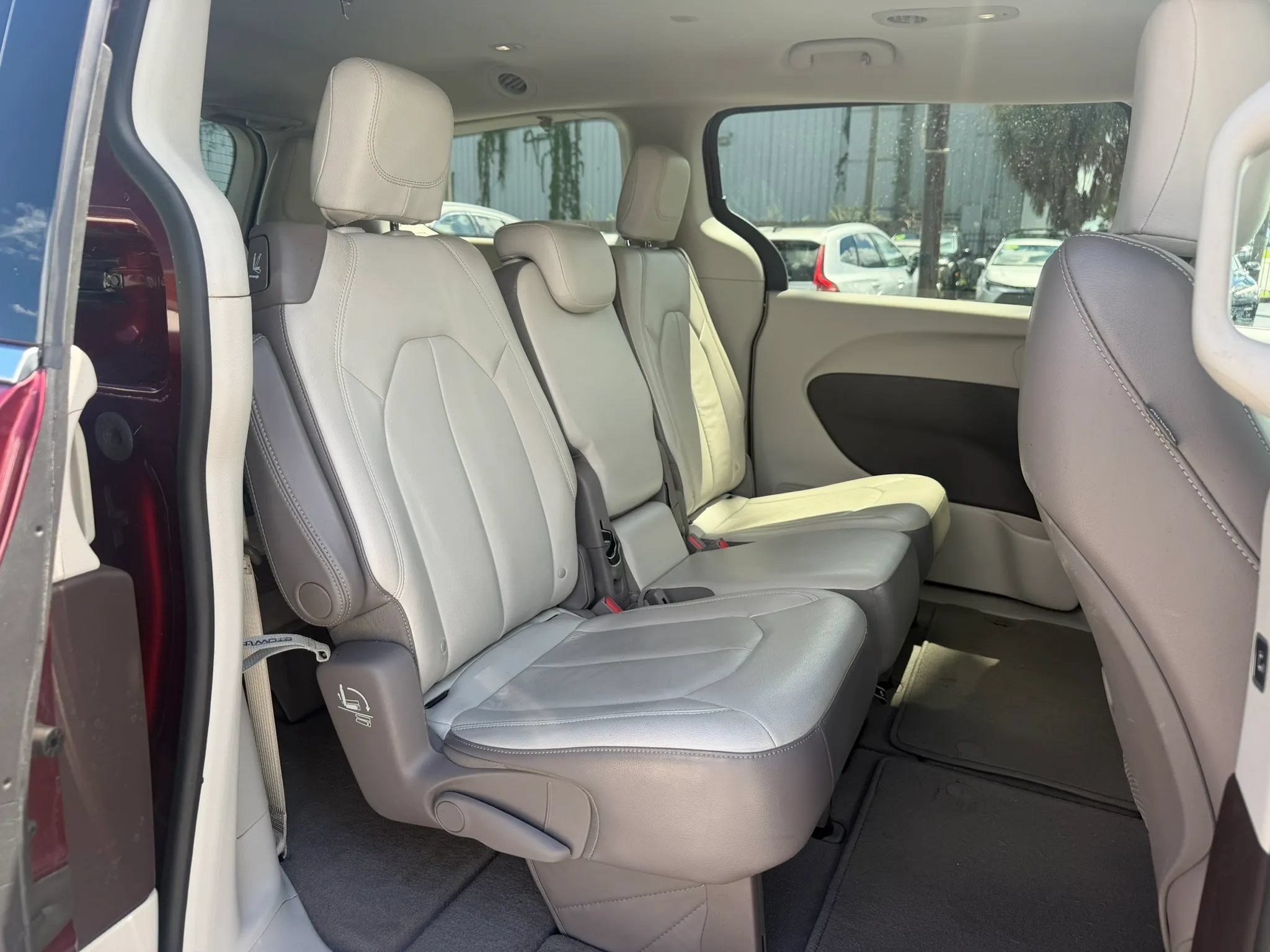 Used 2017 Chrysler Pacifica Touring-L w/ Tire & Wheel Group FWD image 12