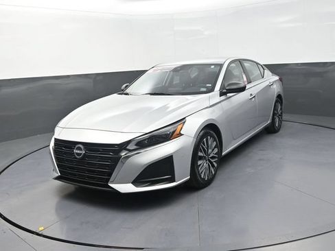 Used 2024 Nissan Altima 2.5 SV FWD image 5
