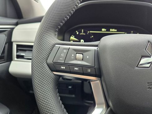New 2025 Mitsubishi Outlander SE image 29