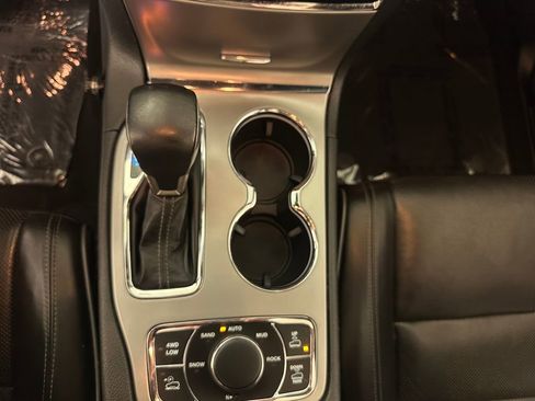 Used 2020 Jeep Grand Cherokee Overland image 40