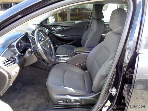 Used 2017 Chevrolet Malibu LT FWD image 9