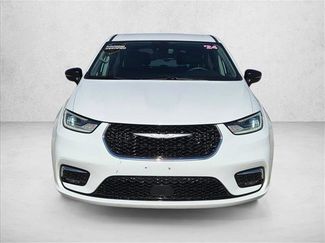 Used 2024 Chrysler Pacifica Touring-L video 2