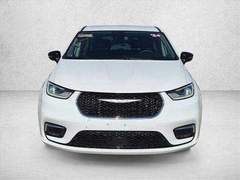 Used 2024 Chrysler Pacifica Touring-L image 2