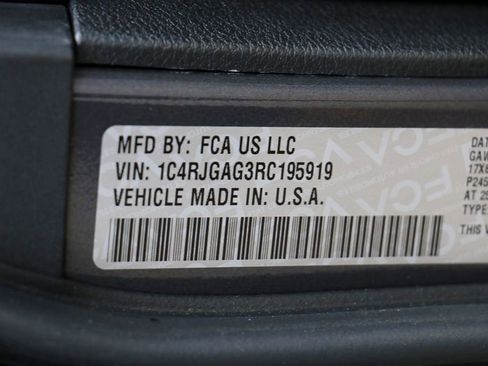 Used 2024 Jeep Grand Cherokee Laredo RWD image 31
