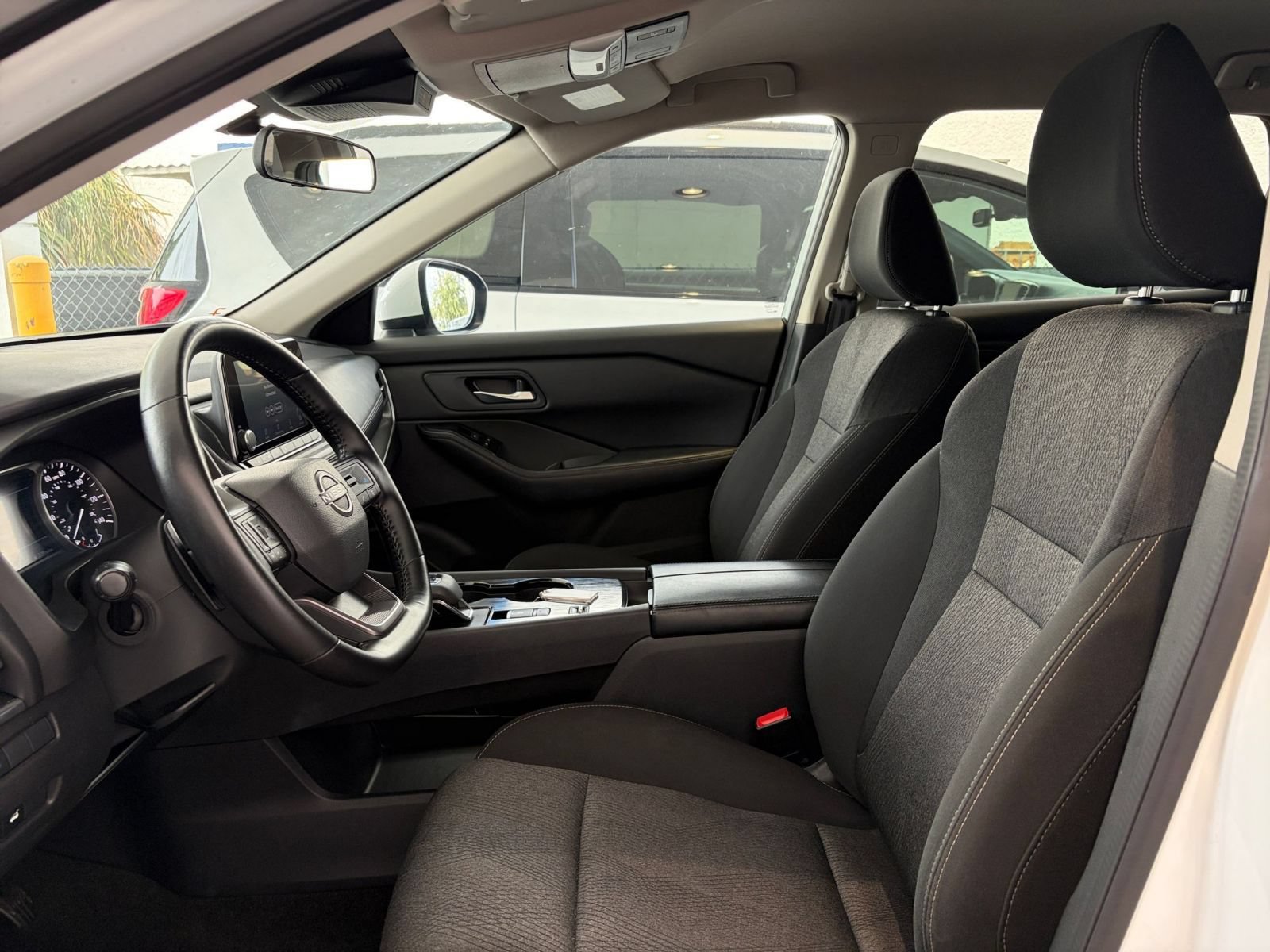 Used 2025 Nissan Rogue SV FWD image 27