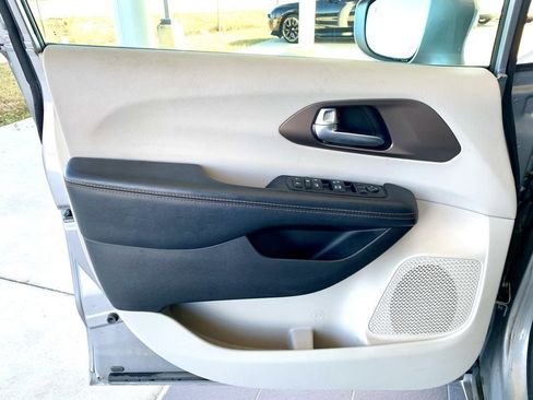 Used 2017 Chrysler Pacifica Touring-L image 9