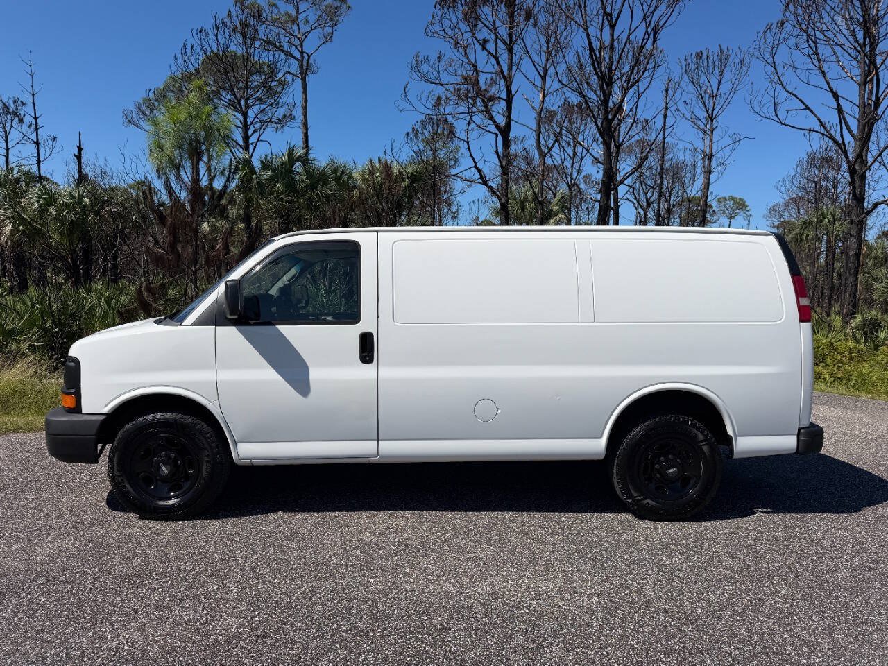 Used 2011 GMC Savana 2500 RWD image 2