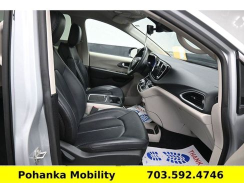 Used 2024 Chrysler Pacifica Touring-L FWD image 22