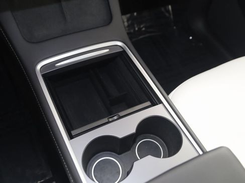 Used 2022 Tesla Model Y Long Range image 27