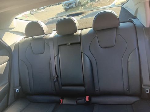 Used 2023 Hyundai Elantra Limited w/ Preferred Accessory Package FWD image 10