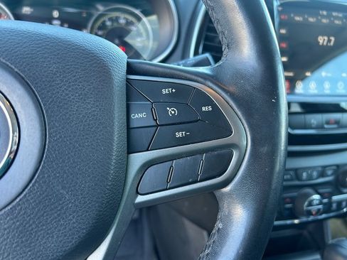 Used 2019 Jeep Cherokee Limited image 18